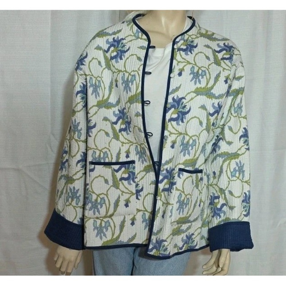 I.T.F. Reversable Quilted Jacket‎ Size L/XL Blue Floral Cottage Core